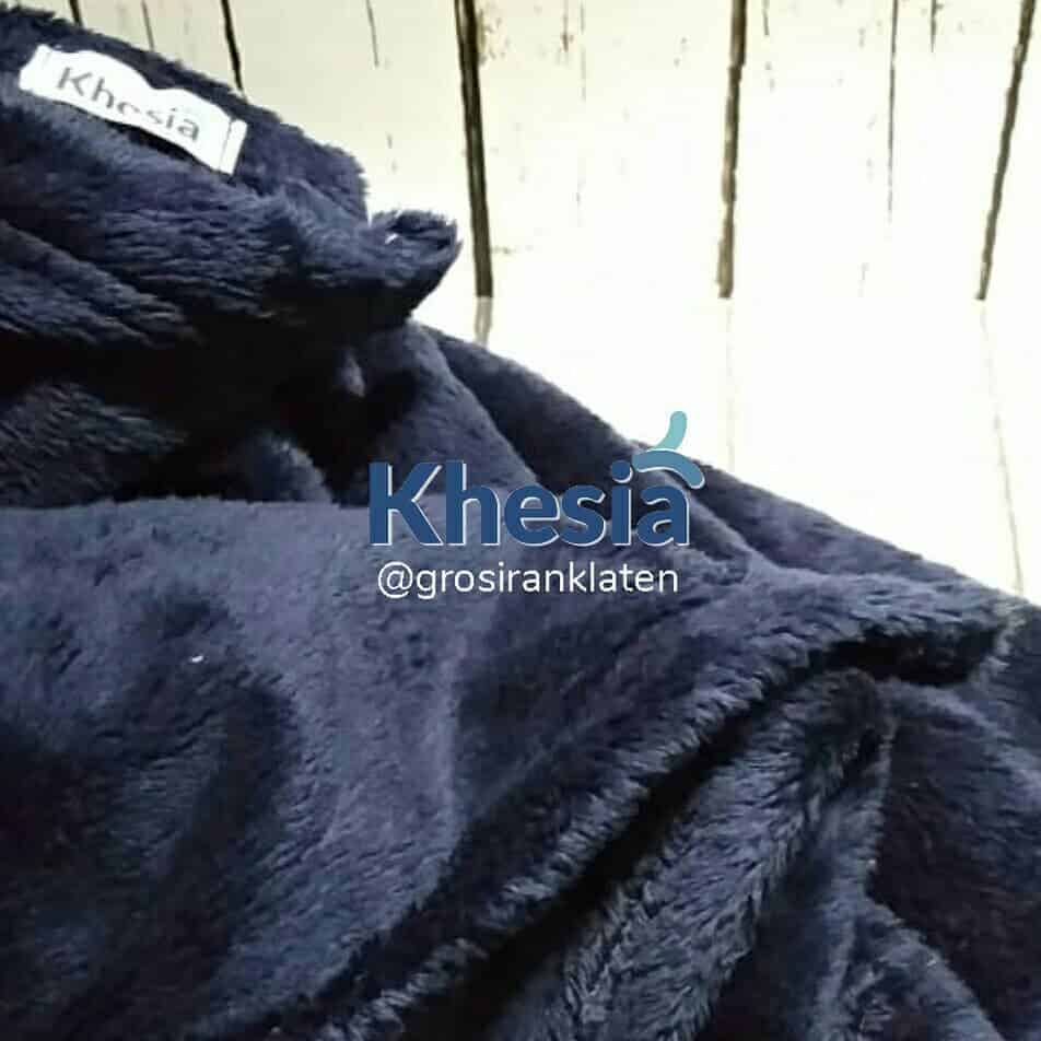 jual selimut bulu polos warna hitam dan biru tua khesia